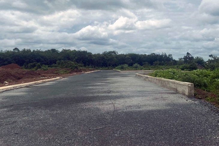 Dự án xây dựng hai tuyến đường ở Bình Phước tồn tại sai sót - Ảnh 1. Một đoạn dự án xây dựng đường trục chính từ xã Tân Khai đi Phước An và Tân Quan tồn tại sai sót - Ảnh: AN BÌNH