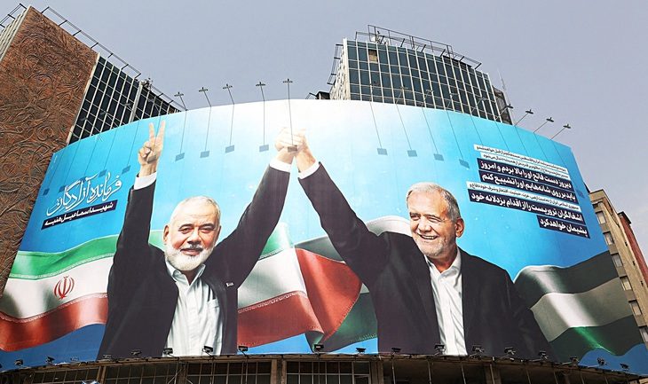 Hình ảnh thủ lĩnh Hamas Ismail Haniyeh và Tổng thống Iran Masoud Pezeshkian tại Tehran (Iran) - Ảnh: REUTERS Các bên đang ra sức ngăn Iran tấn công Israel- Ảnh 1.