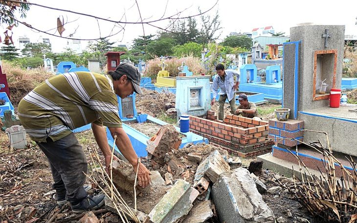 Bình Tân: Hoàn thành bốc mộ ở nghĩa trang Bình Hưng Hòa trong năm 2025 - Ảnh 1. Bình Tân đặt mục tiêu đến năm 2025 di dời xong toàn bộ mộ trong nghĩa trang Bình Hưng Hòa - Ảnh: T.T.D.