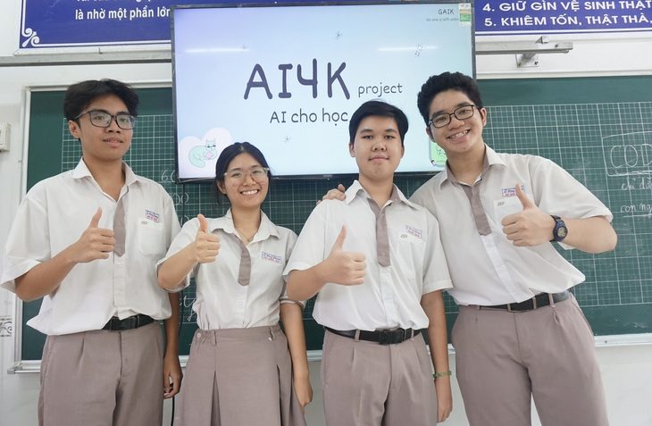 Bất ngờ học sinh Trường chuyên Lê Hồng Phong dạy AI cho học sinh tiểu học- Ảnh 1. 4 thành viên thực hiện dự án AI4K trong buổi dạy tại Trường tiểu học Nguyễn Việt Hồng, Nhà Bè, TP.HCM - Ảnh: MỸ DUNG