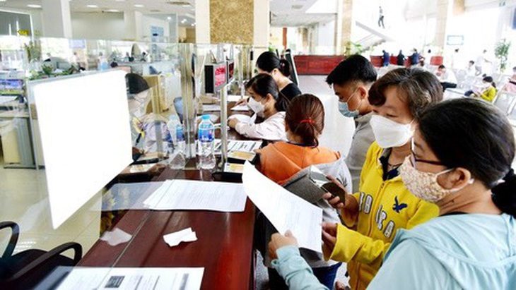 Bộ Tài chính nghiên cứu, đề xuất Chính phủ điều chỉnh mức giảm trừ gia cảnh- Ảnh 1. Người dân làm thủ tục quyết toán thuế tại Cục Thuế TP.HCM - Ảnh: T.T.D.
