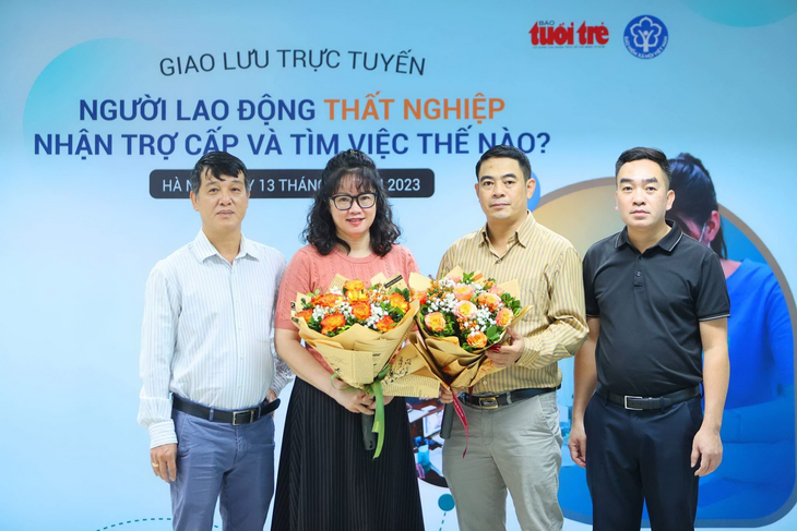 Ông Trần Tuấn Tú và bà Dương Thị Minh Châu (giữa) tại chương trình giao lưu trực tuyến sáng 13-11 - Ảnh: NGUYỄN KHÁNH Ông Trần Tuấn Tú và bà Dương Thị Minh Châu (giữa) tại chương trình giao lưu trực tuyến sáng 13-11 - Ảnh: NGUYỄN KHÁNH