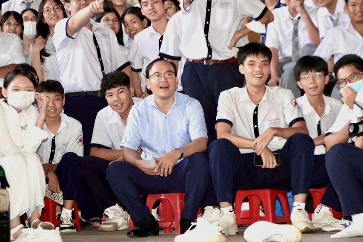 Bức thư của thầy hiệu trưởng: Khó khăn, áp lực nào cũng có cách vượt qua - Ảnh 1.