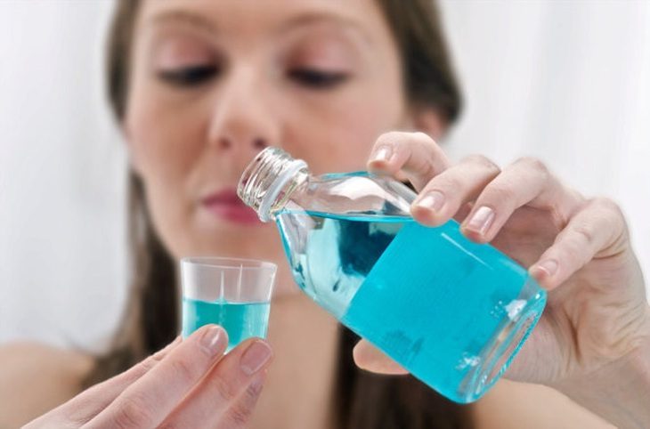 Bổ sung tùy tiện, trẻ thừa fluor cũng nguy cơ gây hỏng răng, xương cong, dễ gãy...- Ảnh 1. Sử dụng quá nhiều nước súc miệng, kem chải răng chứa fluor... có thể gây thừa fluor - Ảnh minh họa