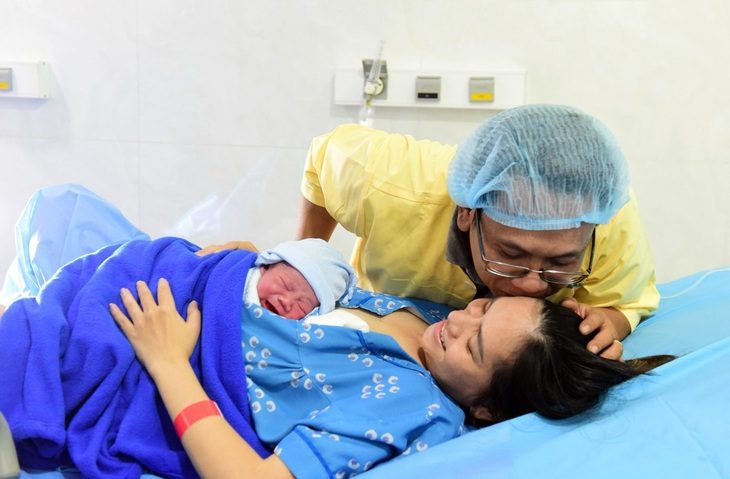 Chồng nói gì về kiến nghị được nghỉ 10 ngày khi vợ sinh?- Ảnh 1. Người chồng chia sẻ cùng vợ niềm vui mừng khi con chào đời - Ảnh: DUYÊN PHAN