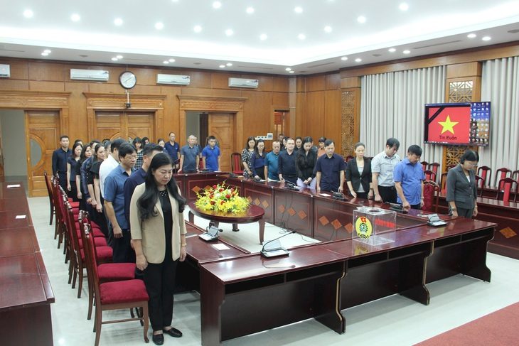 Đồng loạt các cơ quan tại Hà Nội dành 1 phút mặc niệm các nạn nhân trong vụ cháy chung cư mini - Ảnh 1. Hội trường cơ quan Ủy ban MTTQ Việt Nam TP Hà Nội tổ chức lễ tưởng niệm sáng 18-9 - Ảnh: Ủy ban MTTQ Việt Nam TP Hà Nội