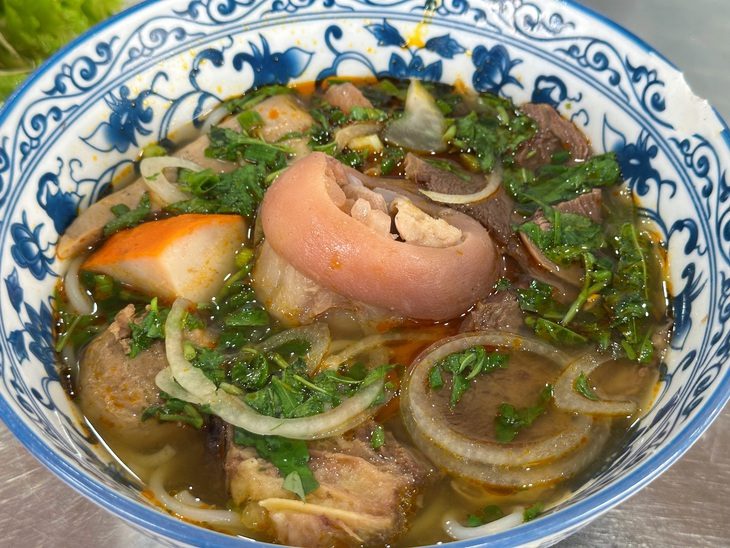 img3909-1730203254204266135215 Bún bò bờ kè Hoàng Sa có gì mà phải xếp hàng, bán đúng 2 tiếng đóng cửa? - Ảnh 1.