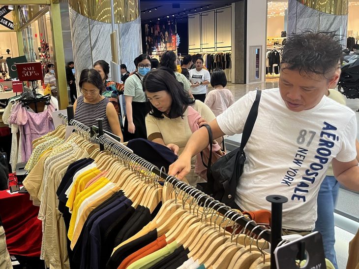 Black Friday: Khó cưỡng vì khuyến mãi mạnh- Ảnh 1. Nhân dịp Black Friday nhiều của hàng giảm giá mạnh thu hút khách hàng doanh thu tăng mạnh - Ảnh: N.BÌNH