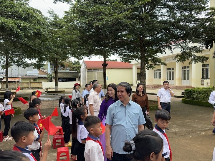 Bộ trưởng Nguyễn Kim Sơn giao lưu, nói chuyện với học sinh nhân chuyến thăm - Ảnh: TÂM AN Bộ trưởng Nguyễn Kim Sơn nói chuyện với học sinh huyện Đắk Glong - Ảnh: TÂM AN