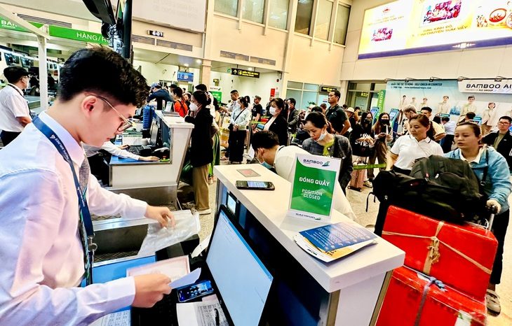 Hành khách bắt đầu than phiền khi chuyến bay Tết xuất hiện tỉnh trạng delay - Ảnh: CÔNG TRUNG Hành khách bắt đầu than phiền khi chuyến bay Tết xuất hiện tỉnh trạng delay - Ảnh: CÔNG TRUNG