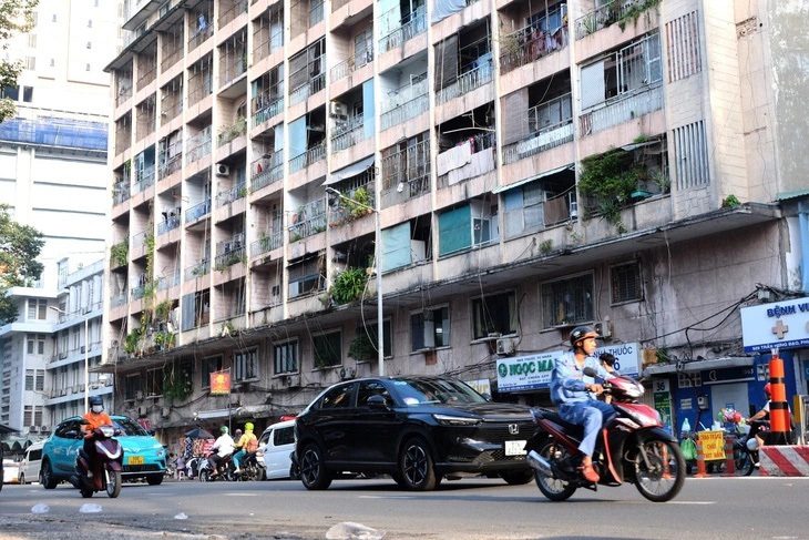 Bệnh viện Chấn thương chỉnh thuộc nhóm khẩn cấp, phải giải quyết an toàn - Ảnh 1. Ký túc xá Cao Thắng xuống cấp trầm trọng ảnh hưởng đến công tác khám chữa bệnh của Bệnh viện Chấn thương chỉnh hình - Ảnh: PHƯƠNG NHI