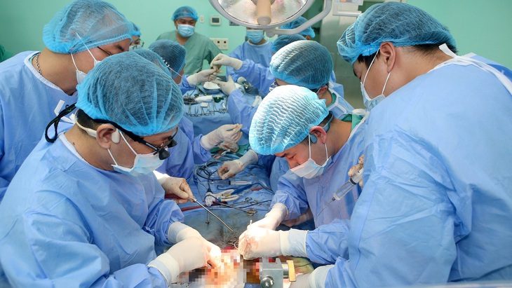 Bệnh nhân hiến tạng ở Quảng Ninh cứu sống em bé bị suy gan ở Huế- Ảnh 1. Các bác sĩ ở Huế thực hiện ghép tạng sau khi lấy từ người chết não ở Quảng Ninh - Ảnh: THƯỢNG HIỂN