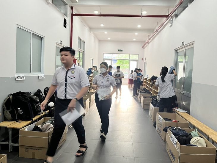 Bộ Giáo dục và Đào tạo đề nghị dừng tuyển thẳng lớp 10 bằng IELTS- Ảnh 1. Thí sinh thi tuyển sinh lớp 10 năm học 2023-2024 tại hội đồng thi THPT chuyên Lê Hồng Phong - Ảnh: MỸ DUNG