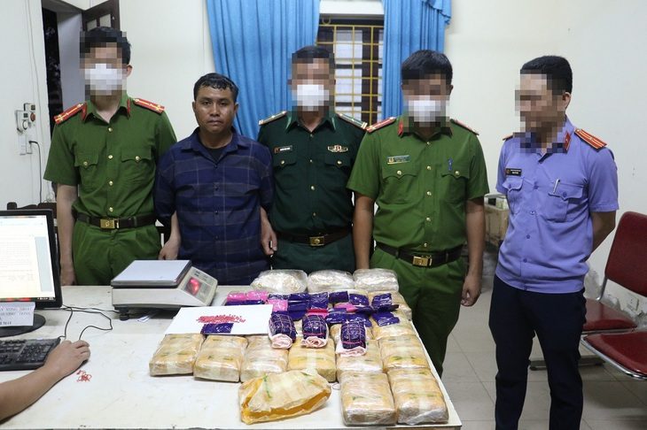 Bắt người đàn ông 'cõng' hơn 20kg ma túy qua biên giới- Ảnh 1. Nghi phạm Xayyasone Xay tại cơ quan công an - Ảnh: Công an cung cấp
