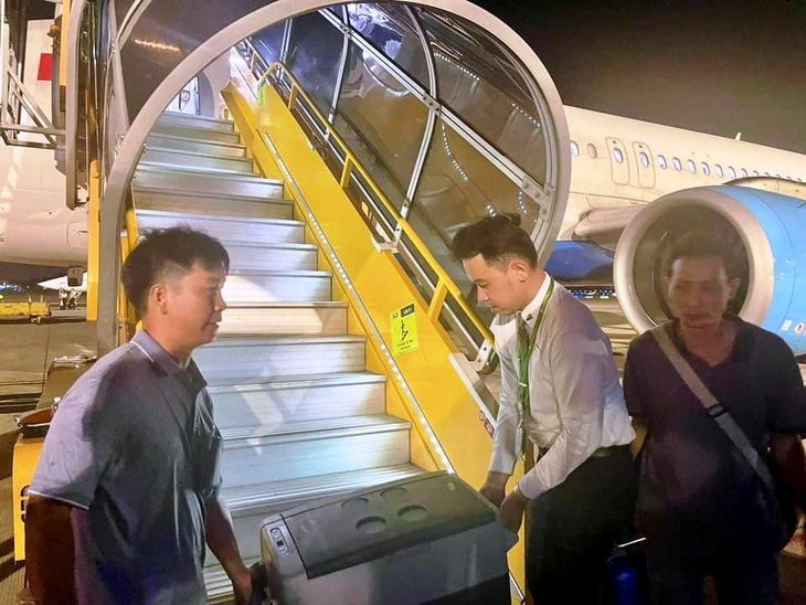 Hành khách vui mừng vì chuyến bay bị delay hơn 23 phút để chờ chở...trái tim - Ảnh 1. Đoàn bác sĩ của Bệnh viện Trung ương Huế đưa trái tim vừa được lấy ở Hà Nội lên máy bay tối 6-7 - Ảnh: Bệnh viện Trung ương Huế cung cấp