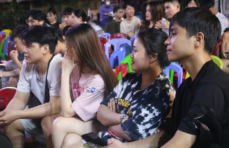 Các bạn gái cùng xem bóng đá Các bạn gái cùng xem bóng đá