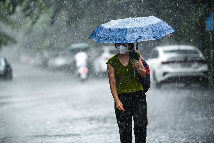 Vùng áp thấp ở Biển Đông có khả năng mạnh lên thành áp thấp nhiệt đới, nhiều nơi mưa dông - Ảnh 1. Vùng áp thấp ở Biển Đông gây mưa dông. Trong hai ngày đầu tuần, nhiều nơi trên cả nước mưa to - Ảnh: NAM TRẦN