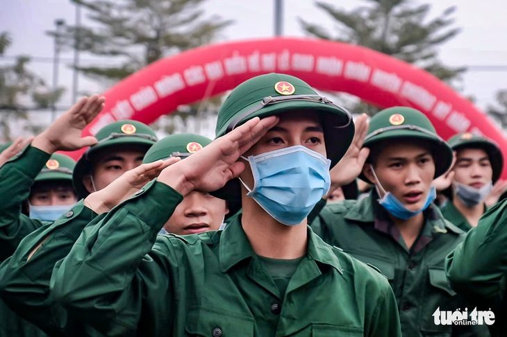 Bộ Quốc phòng trả lời kiến nghị tiếp tục tạm hoãn nghĩa vụ quân sự khi học liên thông lên đại học - Ảnh 1. Thanh niên ở Hà Nội lên đường nhập ngũ đầu năm 2023 - Ảnh: NAM TRẦN