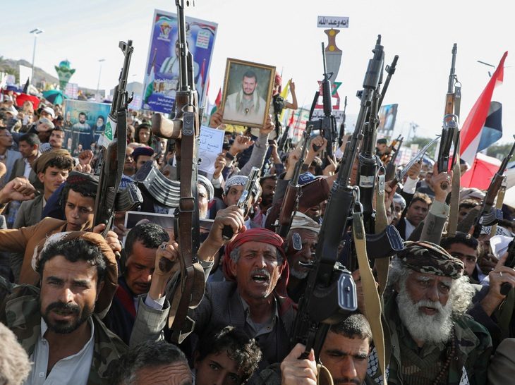 nguoi-bieu-tinh-o-yemen-17330966502521327934734 Căng thẳng Trung Đông: Houthi tấn công tàu khu trục Mỹ; Israel chặn máy bay Iran - Ảnh 1.