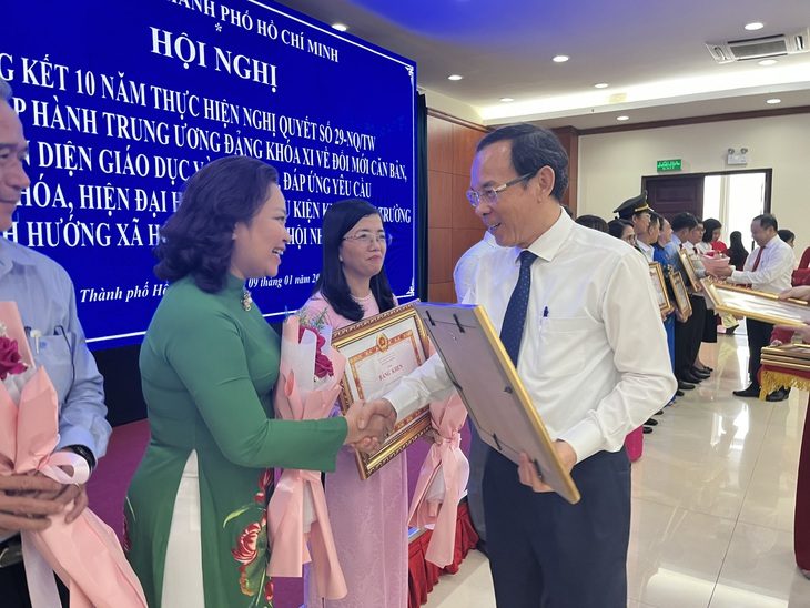 Bí thư Thành ủy TP.HCM Nguyễn Văn Nên: Xây dựng TP thành trung tâm lớn về giáo dục đào tạo- Ảnh 1. Bí thư Thành ủy TP.HCM Nguyễn Văn Nên trao bằng khen cho các tập thể, cá nhân có thành tích xuất sắc trong thực hiện nghị quyết 29 - Ảnh: MỸ DUNG