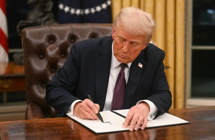 ong-trump-ky-sac-lenh-hanh-phap-1737516885406928379677 Cảnh sát phẫn nộ, người nhà đau lòng vì ông Trump ân xá 1.600 người vụ bạo loạn Điện Capitol - Ảnh 1.