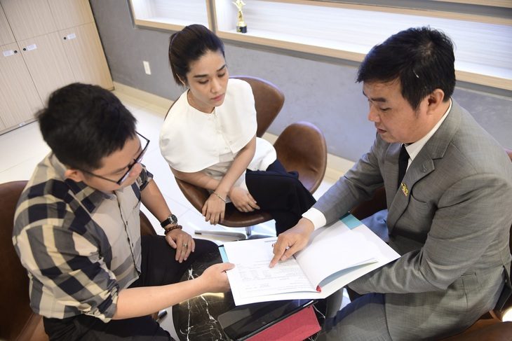 Người dân và cả công ty bảo hiểm đều mong muốn và hướng tới một thị trường bảo hiểm lành mạnh, nhân văn. Trong ảnh: tư vấn hợp đồng bảo hiểm cho khách - Ảnh: QUANG ĐỊNH Người dân và cả công ty bảo hiểm đều mong muốn và hướng tới một thị trường bảo hiểm lành mạnh, nhân văn. Trong ảnh: tư vấn hợp đồng bảo hiểm cho khách - Ảnh: QUANG ĐỊNH