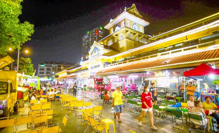 Phố đêm Chợ Lớn quanh khu vực chợ Bình Tây, quận 6, TP.HCM thưa thớt người dân đến tham quan và ăn uống tối 29-3 - Ảnh: QUANG ĐỊNH Hàng rong quanh khu vực chợ Bình Tây, quận 6, TP.HCM thưa thớt người dân đến tham quan và ăn uống tối 29-3 - Ảnh: QUANG ĐỊNH