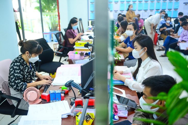 Cán bộ, công chức nghỉ hưu trước tuổi khi tinh gọn bộ máy sẽ hưởng chính sách vượt trội nào? - Ảnh 1. Bộ Nội vụ đề xuất nhiều chính sách vượt trội với cán bộ nghỉ hưu trước tuổi khi tinh gọn bộ máy - Ảnh 1.