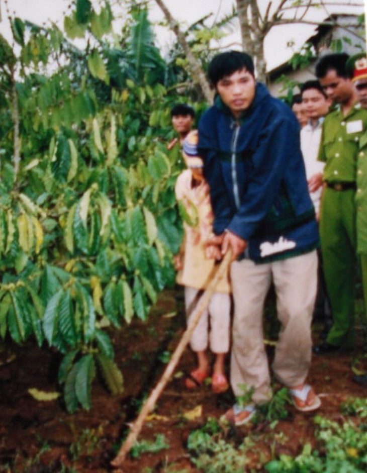 Bị cáo Tưởng Đăng Thế thực nghiệm việc kéo nạn nhân đến vị trí gây án - Ảnh: hồ sơ vụ án Bị cáo Tưởng Đăng Thế thực nghiệm việc kéo nạn nhân đến vị trí gây án - Ảnh: hồ sơ vụ án