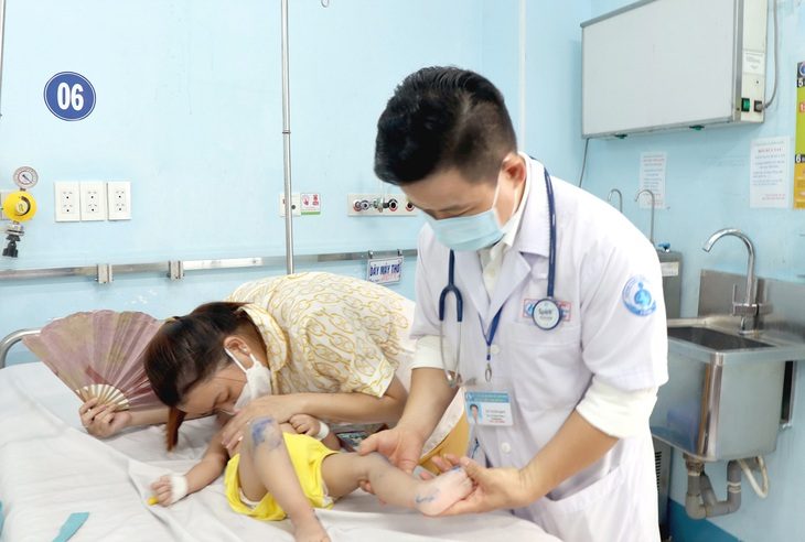 Bộ Y tế chỉ đạo khẩn: Đảm bảo đủ thuốc điều trị tay chân miệng, hạn chế ca tử vong - Ảnh 1. Bộ Y tế chỉ đạo khẩn: Đảm bảo đủ thuốc điều trị tay chân miệng, hạn chế ca tử vong - Ảnh 1.