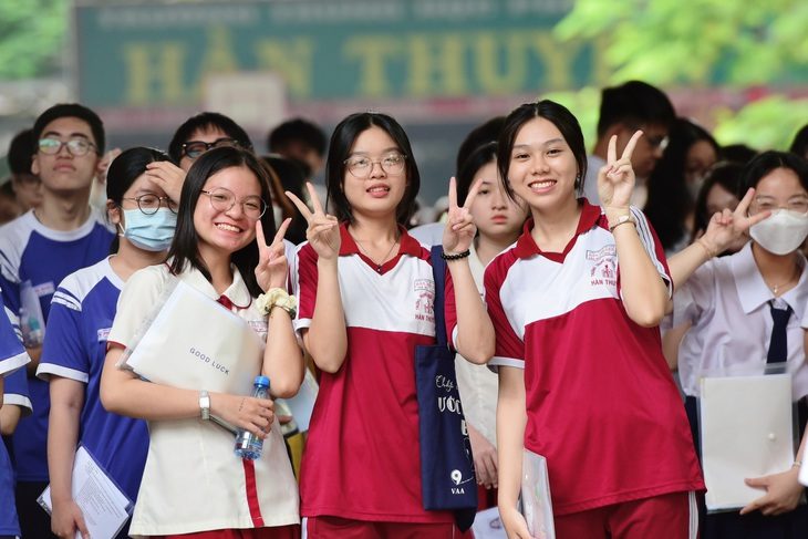 Bộ Giáo dục và Đào tạo khẳng định đề thi văn đã được bảo mật tuyệt đối- Ảnh 1. Thí sinh hớn hở sau giờ thi văn, nhiều em khoe