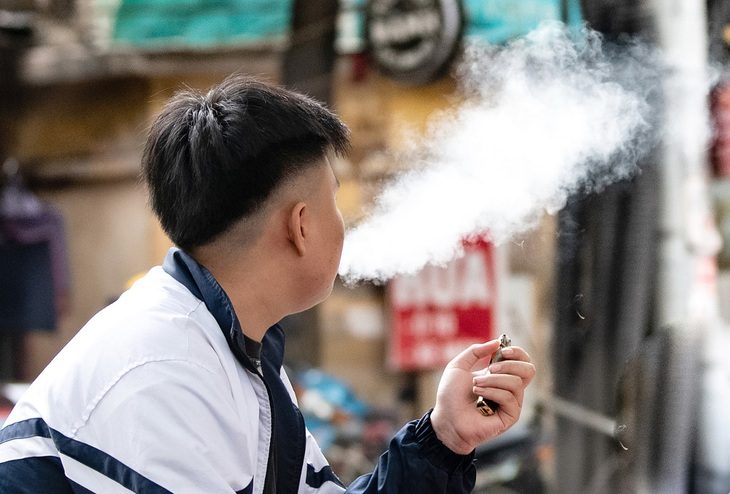 thuoc-la-dien-tu3-1700877437669845377875-17345741637342120198774 Cấm thuốc lá điện tử, bắt đầu 'cuộc chiến mới' - Ảnh 1.