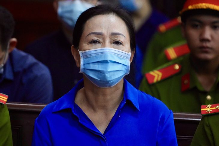 Bà Trương Mỹ Lan khóc nói cả gia đình ly tán, danh dự gia tộc mất hết - Ảnh 1. Bà Trương Mỹ Lan khóc nói cả gia đình ly tán, danh dự gia tộc mất hết - Ảnh 1.