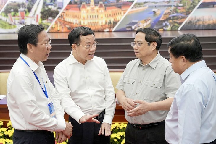 Thủ tướng Phạm Minh Chính trao đổi bên lề cùng các đại biểu tại hội nghị - Ảnh: HỮU HẠNH Thủ tướng Phạm Minh Chính trao đổi bên lề cùng các đại biểu tại hội nghị - Ảnh: HỮU HẠNH
