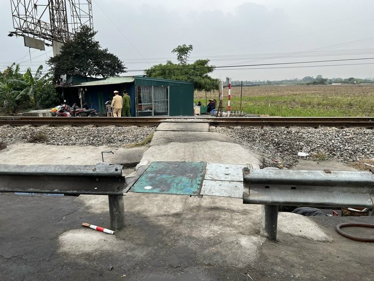 Chủ bãi phế liệu bị khởi tố vì tự mở lối đi trái phép qua đường sắt- Ảnh 1. Khu vực lối đi tự mở xảy ra tai nạn - Ảnh: Công an cung cấp