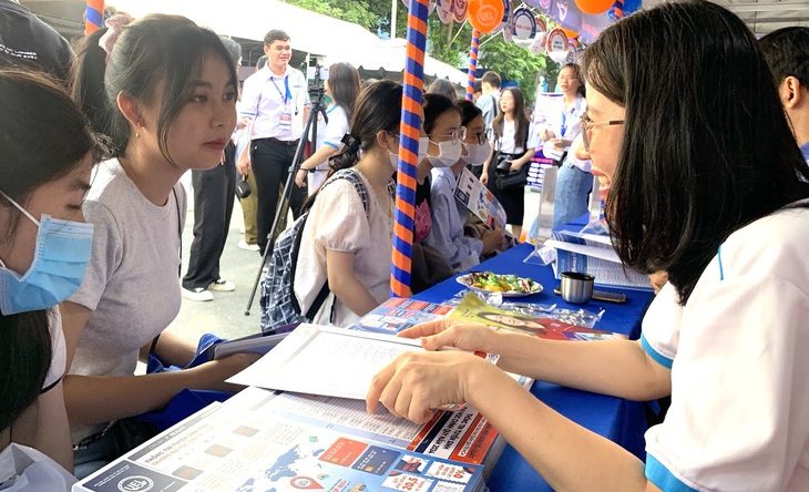 uel-17238910409861089516169 Bất ngờ điểm chuẩn Trường đại học Kinh tế - Luật - Ảnh 1.