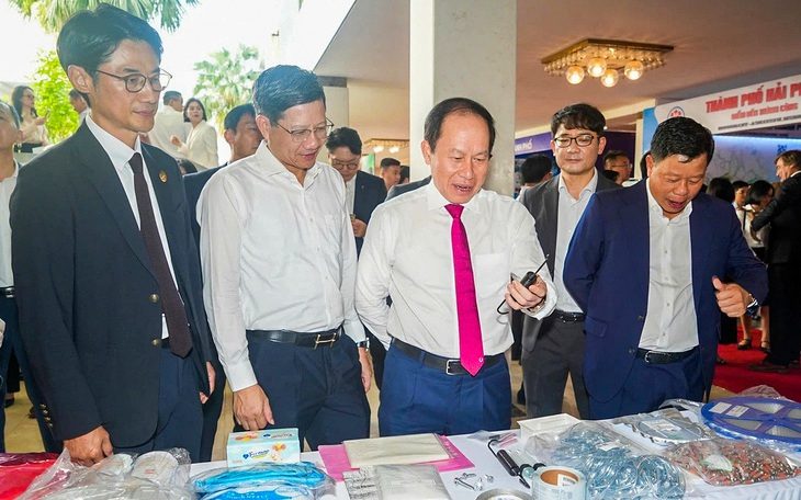 Bí thư Hải Phòng: 'Thúc đẩy thủ tục thành lập khu thương mại tự do thế hệ mới' - Ảnh 1. Bí thư Hải Phòng: 'Thúc đẩy thủ tục thành lập khu thương mại tự do thế hệ mới' - Ảnh 2.