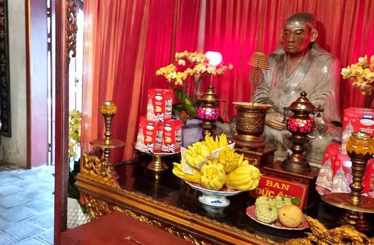 Tượng Luân quận công Vũ Công Chấn ở đền Quán Thánh Tượng Luân quận công Vũ Công Chấn ở đền Quán Thánh