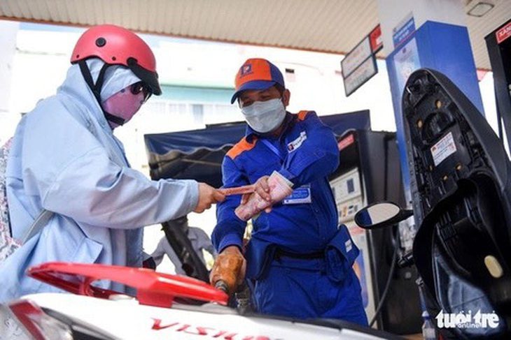 Buộc xuất hóa đơn bán xăng dầu để ngăn chặn gian lận, buôn lậu- Ảnh 1. Bộ Tài chính cho rằng việc buộc cây xăng phải xuất hóa đơn từng lần bán hàng là để ngăn chặn gian lận, buôn lậu xăng dầu - Ảnh: N.PHƯỢNG