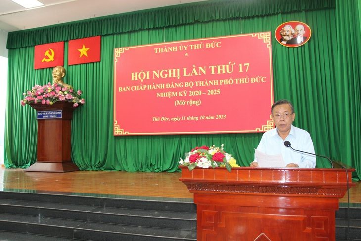 Bí thư Thủ Đức: Hồ sơ dân nộp chỉ được hướng dẫn một lần nhưng phải giải quyết đúng hạn - Ảnh 1. Bí thư Thành ủy TP Thủ Đức Nguyễn Hữu Hiệp phát biểu tại hội nghị - Ảnh: TIẾN LONG